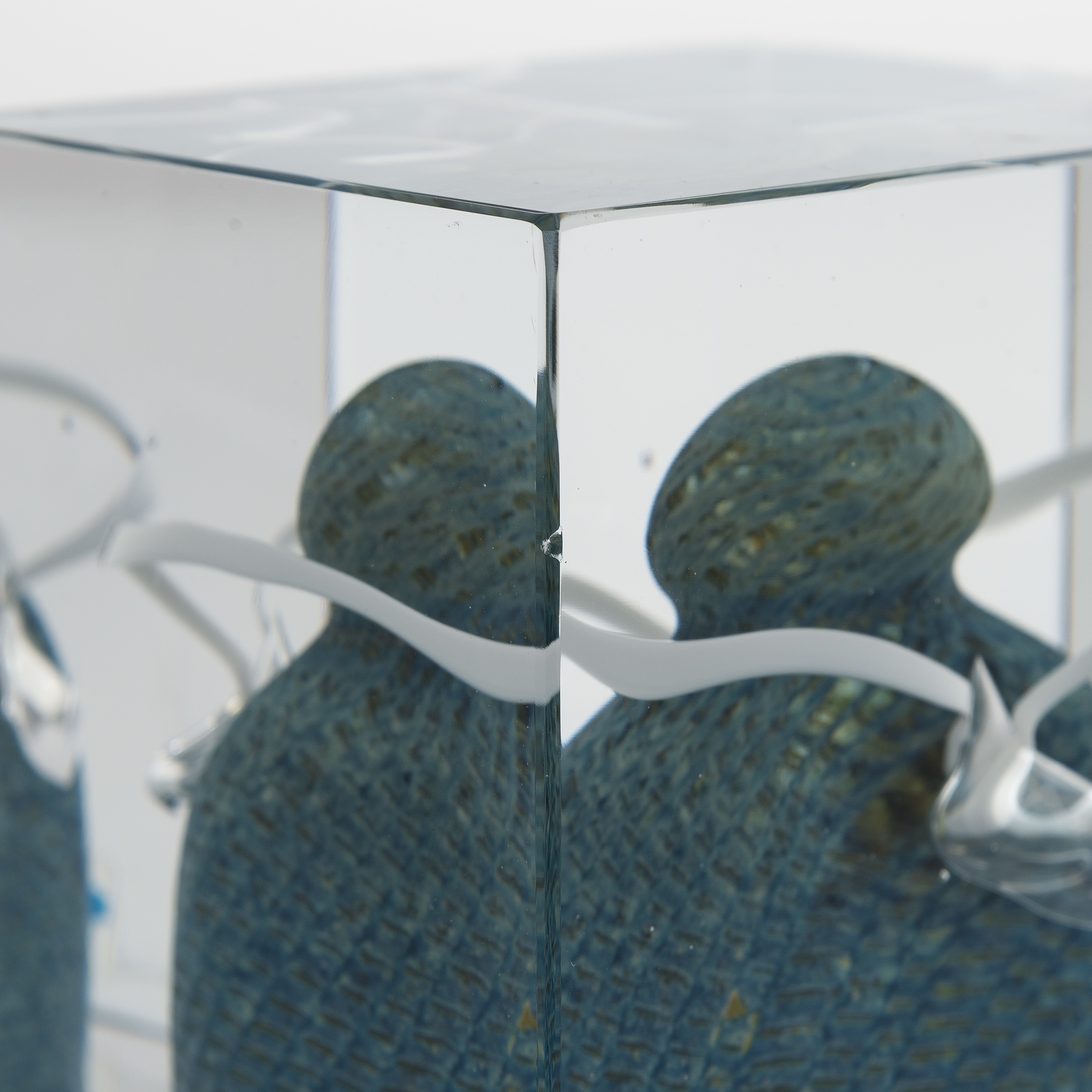 Artwork by Oiva Toikka, an annual cube, signed Oiva Toikka Nuutajärvi 1988 and numbered 354/2000, Made of ceramic and glass