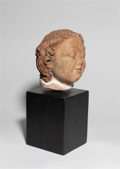 France, probablement Champagne, vers 1400 Tête d'Ange Pierre calcaire, recouverte d'un badigeon ; sur un socle moderne en bois peint Haut by French School, 15th Century, circa 1400