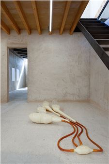 Tuercas. Una historia de ciencia ficción recluida en giros at L21 Gallery