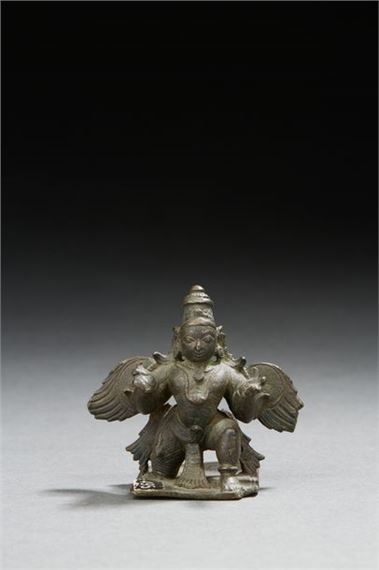 Statuette representing
Garuda in bronze kneeling on a terrace.
(small accident to a wing).
H. 6 cm Provenance : Galerie Jean
Claude Moreau-Gobard. by Indian School, 18th Century