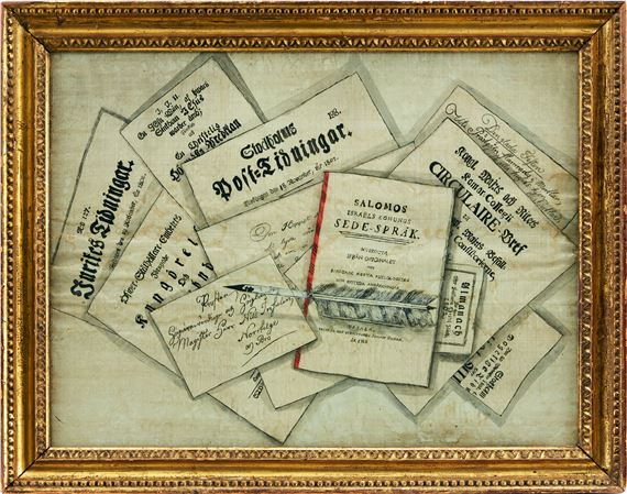 Trompe l’oeil med diverse brev, tidningar, pamfletter, andra dokument samt gåspenna