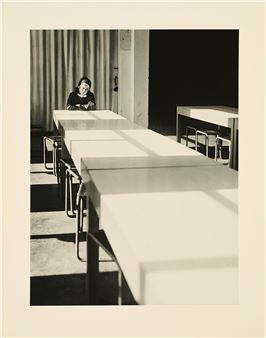 Otti Berger in der Kantine am letzten Tag vor der Schließung des Bauhauses. - Gertrud Arndt