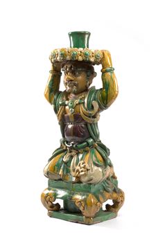 BOUGEOIR EN FORME D'ÉTRANGER EN GRÈS ÉMAILLÉ VERT, JAUNE ET AUBERGINE, Chine, dynastie Ming, XVIIe siècle - Ming Dynasty, 17th Century