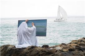Spanish Artist Who Covers Himself in a White Sheet so He Can Use All 5 Senses to Paint Depicts Hong Kong as Not Done Before