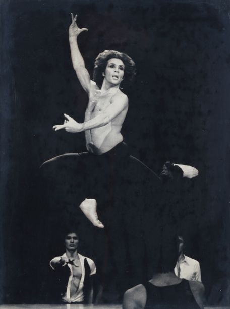 Photograph of dancer Jorge Donn in Maurice Béjart's Boléro de Ravel - Vintage print - William Dupont