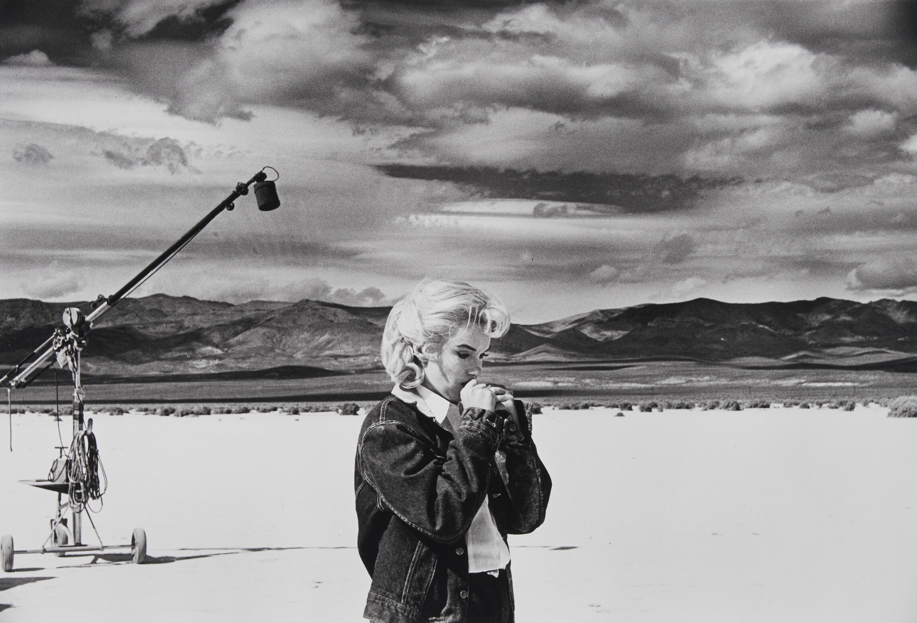 Marilyn Monroe during filming of The Misfits in the Nevada desert rehearsing lines for a scene with Clark Gable, 1960 - Eve Arnold
