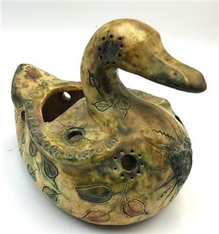 1940), Canard formant pique-fleurs in enameled stoneware with plant decoration Monogrammed under the base 18 x 19 x 14 cm - Françoise Chedeville