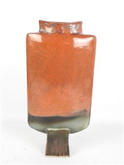 Vase on pedestal with flattened body in orange glazed ceramic - Pierrette Soulet