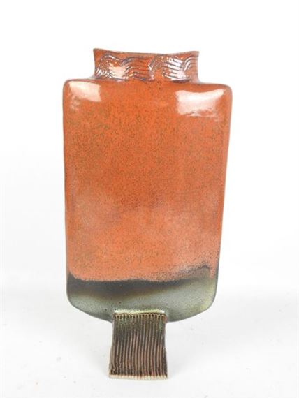 Vase on pedestal with flattened body in orange glazed ceramic - Pierrette Soulet