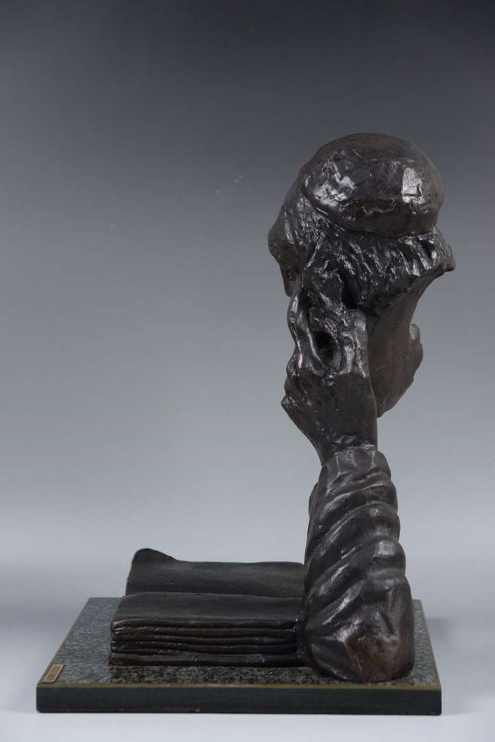 Nicky Imber | een bronzen sculptuur van een lezende man | MutualArt