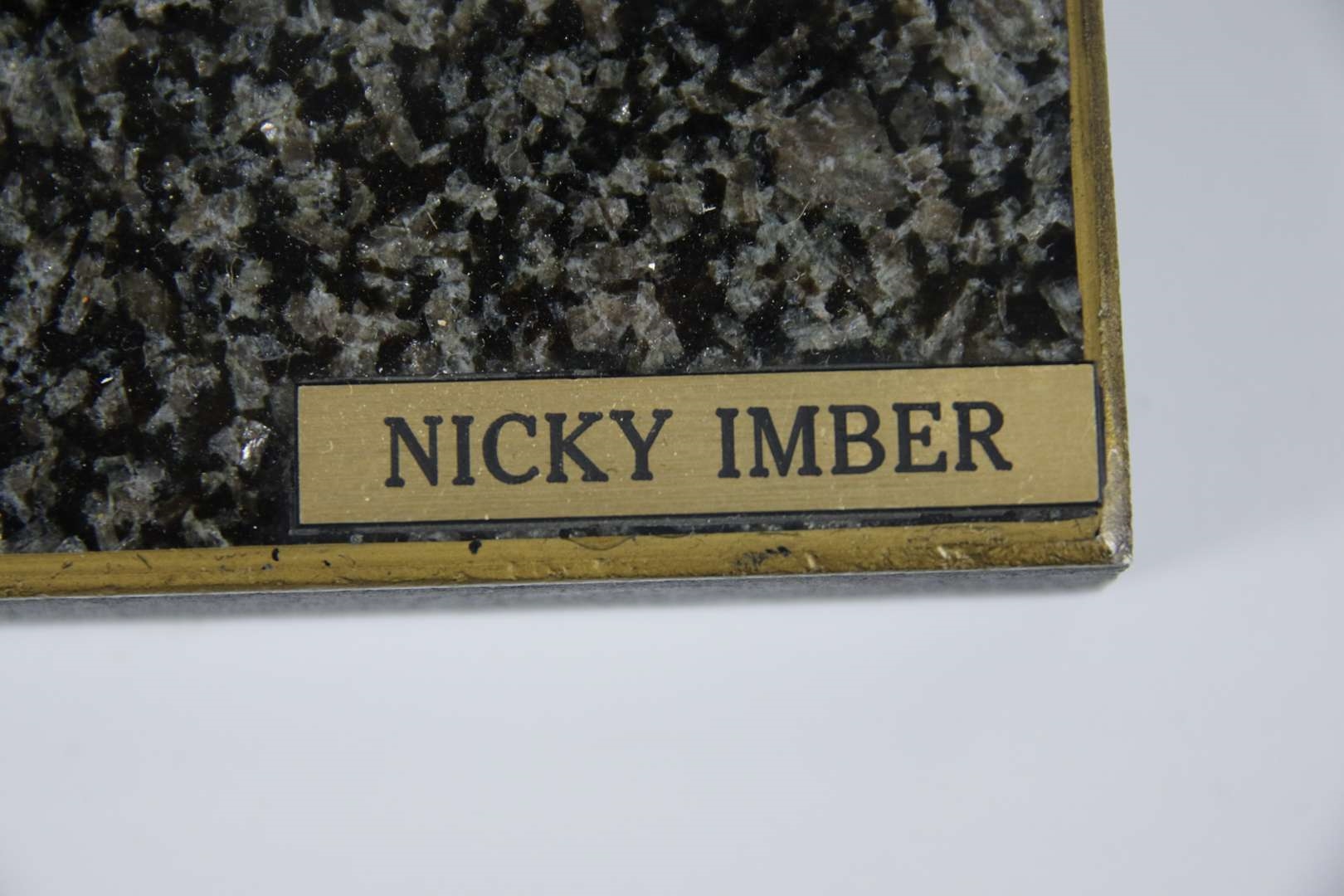 Nicky Imber | een bronzen sculptuur van een lezende man | MutualArt