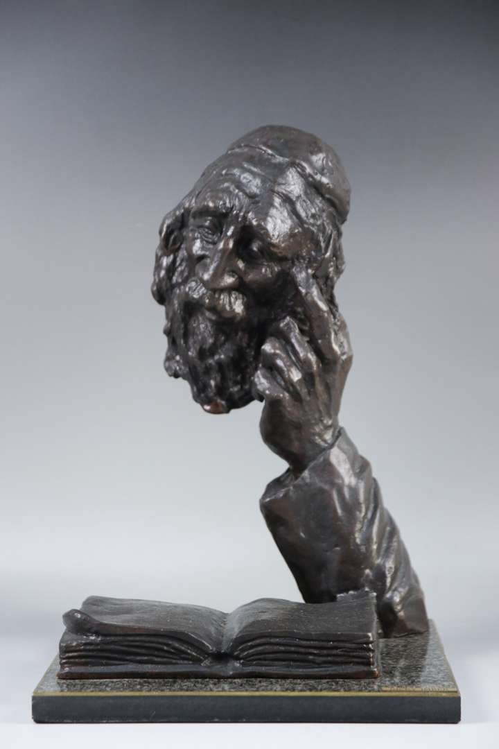 Nicky Imber | een bronzen sculptuur van een lezende man | MutualArt