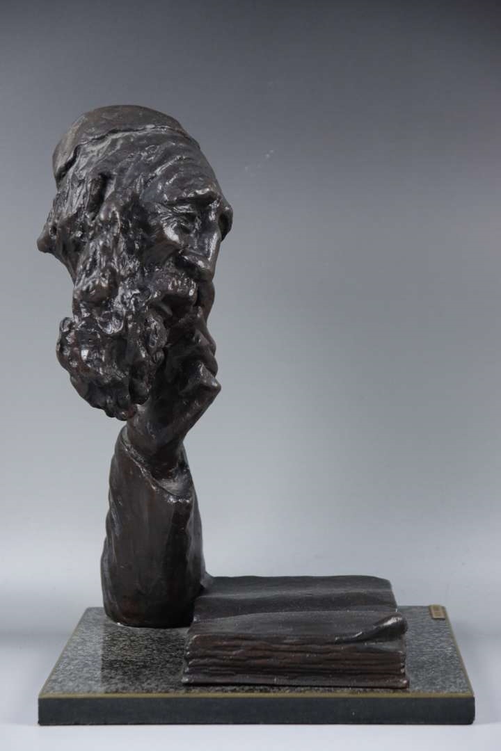 Nicky Imber | een bronzen sculptuur van een lezende man | MutualArt