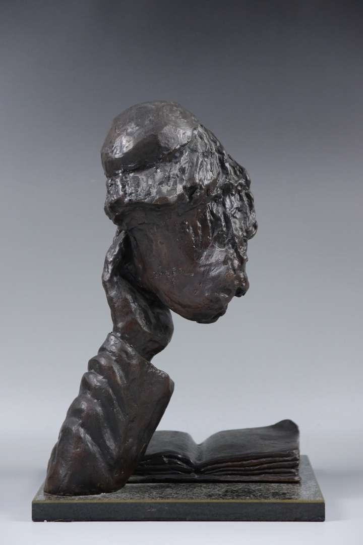 Nicky Imber | een bronzen sculptuur van een lezende man | MutualArt