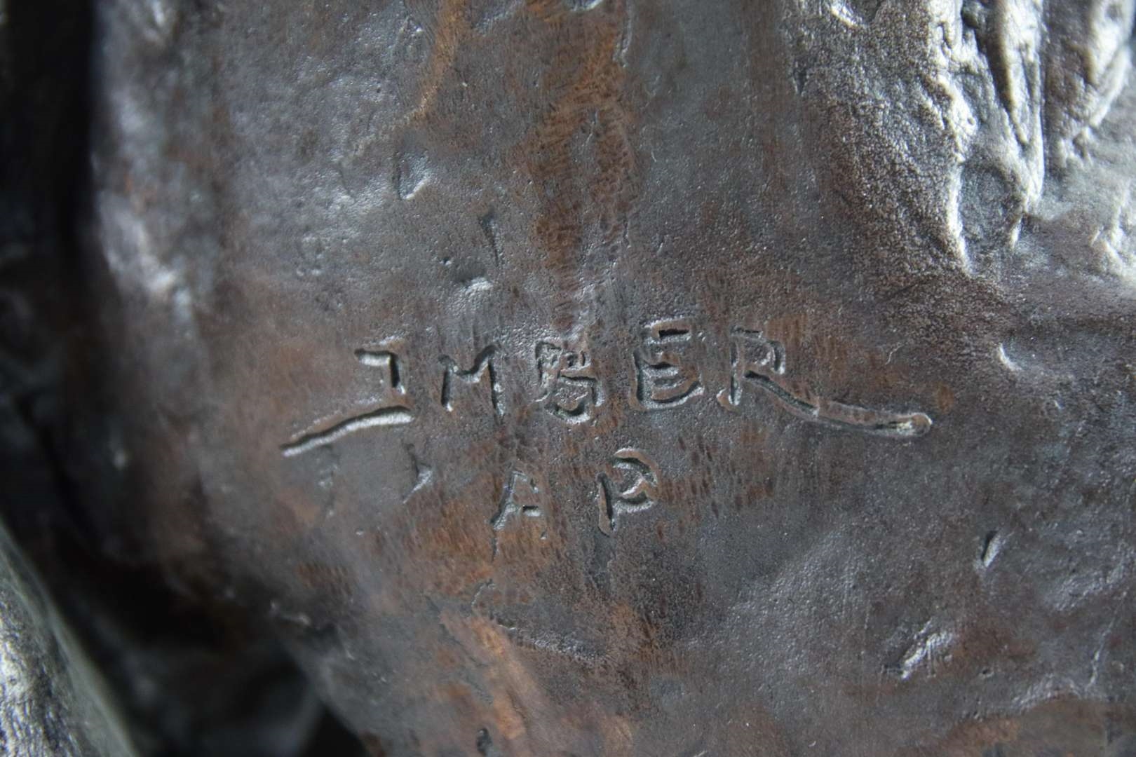 Nicky Imber | een bronzen sculptuur van een lezende man | MutualArt