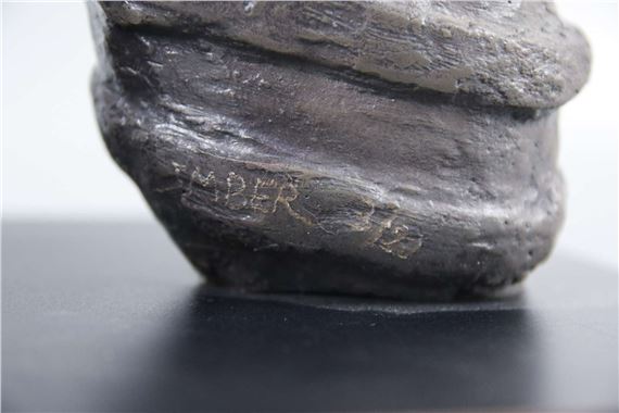 Nicky Imber | een bronzen sculptuur van een lezende man | MutualArt