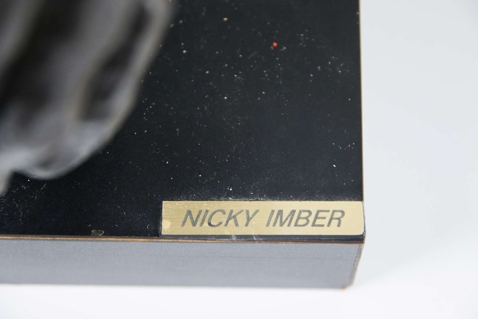 Nicky Imber | een bronzen sculptuur van een lezende man | MutualArt