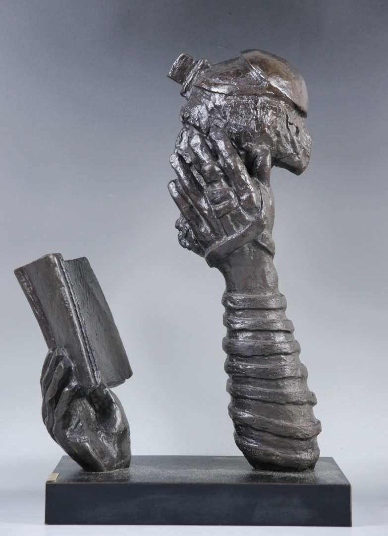 Nicky Imber | een bronzen sculptuur van een lezende man | MutualArt