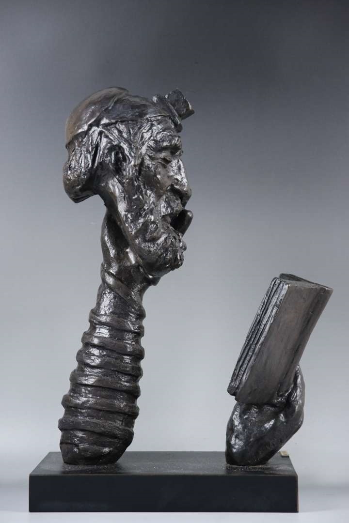 Nicky Imber | een bronzen sculptuur van een lezende man | MutualArt