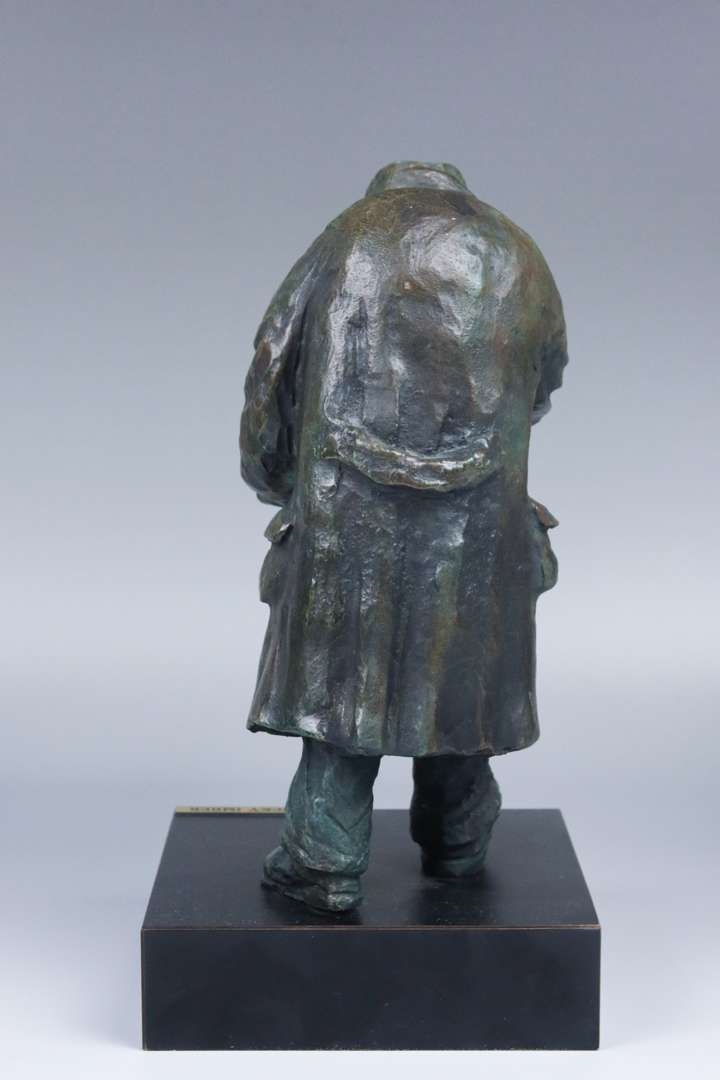 Nicky Imber | een bronzen sculptuur van een oudere man | MutualArt