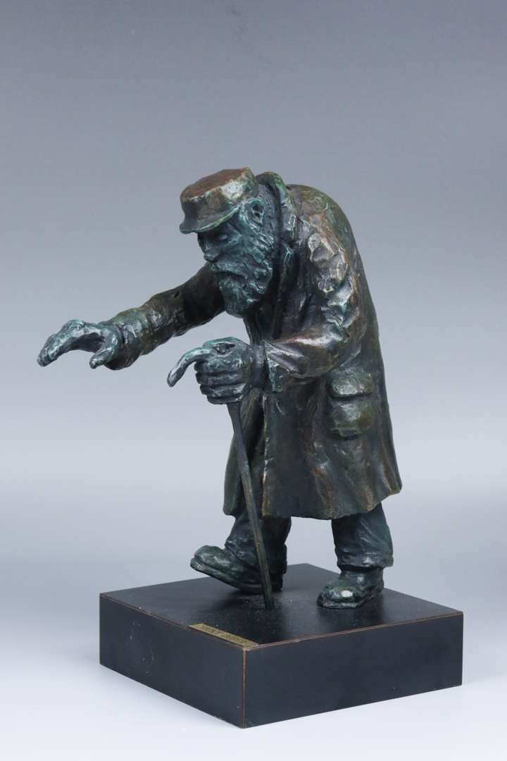 Nicky Imber | een bronzen sculptuur van een oudere man | MutualArt