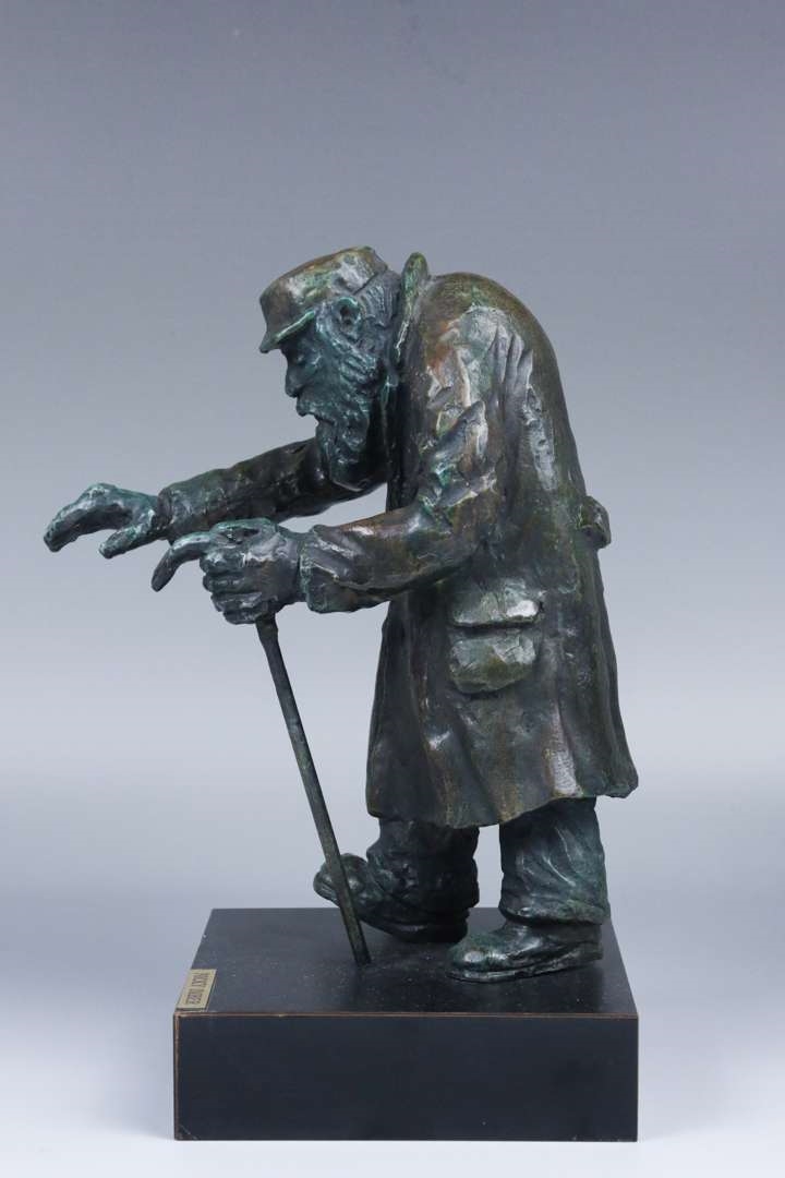 Nicky Imber | een bronzen sculptuur van een oudere man | MutualArt