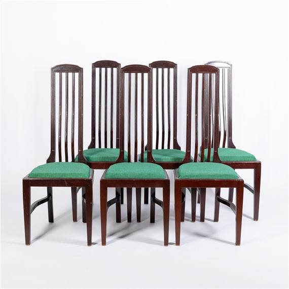 Em madeira pintada, espaldar alto com elementos ripados, assentos estofados a tecido verde - Conjunto De Seis Cadeiras