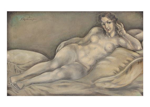 WOMEN IN NUDE ON THE COUCH