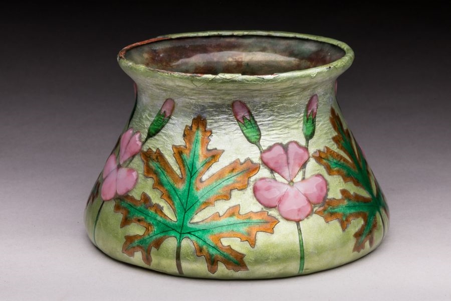 Vase en cuivre émaillé à décor de fleurs et de feuilles de chêne sur fond vert - Georges Jean