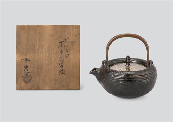 Keinyu Raku (11th) | ROKUROKUSAI konomi black sake warmer with thread ...