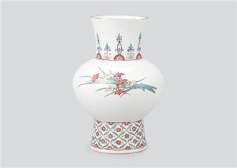 Nigoshide vase with design of grass and flower - Kakiemon Sakaida XIII