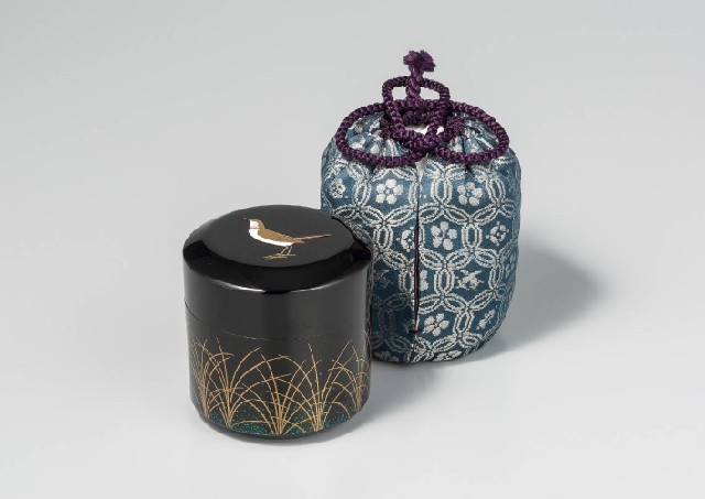 Artwork by Naoji Terai, Tea caddy with design of a bird in maki-e lacquer