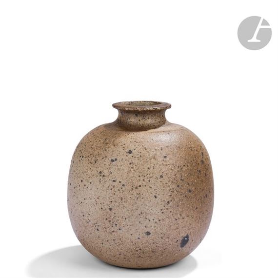Egg-shaped vase with a very slight shoulder and a ring-shaped neck with a plateau.