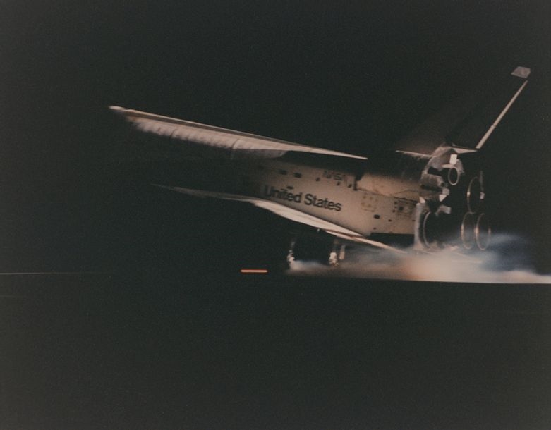 NASA | Beautiful night landing profile of space shuttle ENDEAVOUR ...