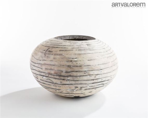 BROTBEK Regula (born 1958) Large cylindrical vase in raku-fired stoneware with enameled decoration of discontinuous gray lines on a white background by Regula Brotbek
