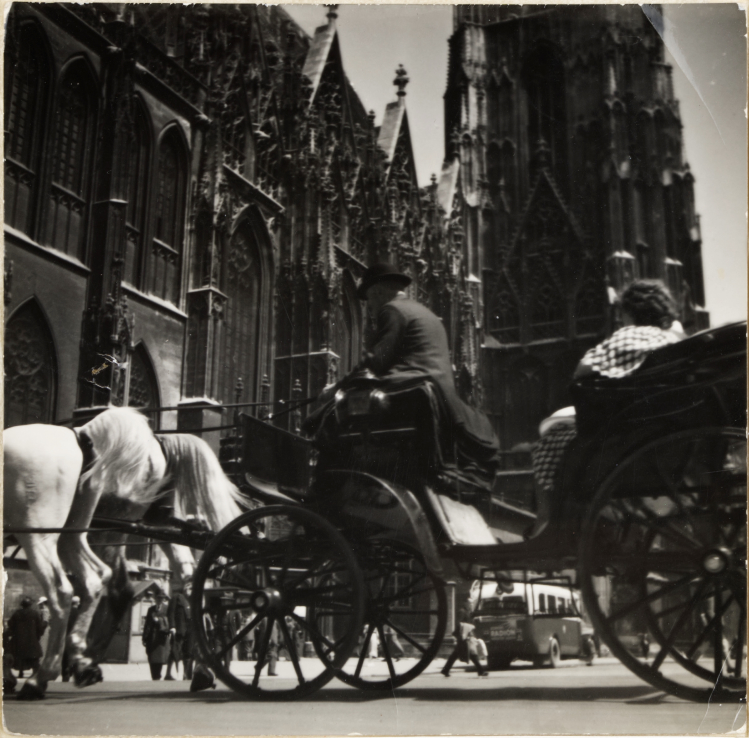 CARRIAGE IN FRONT OF THE ST. STEPHEN`S CATHEDRAL IN VIENNA - Jan Lukas