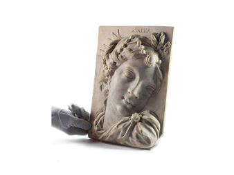 MARMORRELIEF MIT WEIBLICHEM KOPFBILDNIS - Giusto Le Court