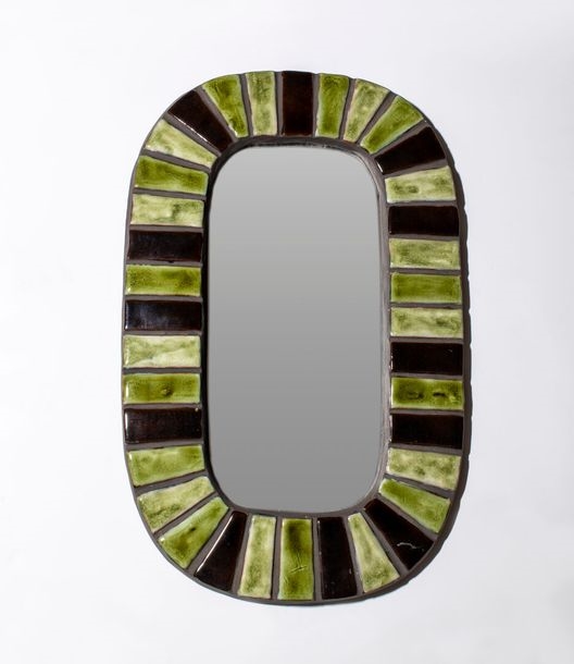 Mithé Espelt | Miroir ovale En céramique émaillée dans les tons verts ...
