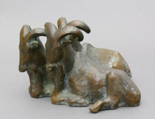 Drei ruhende Widder by Helga Hähnel