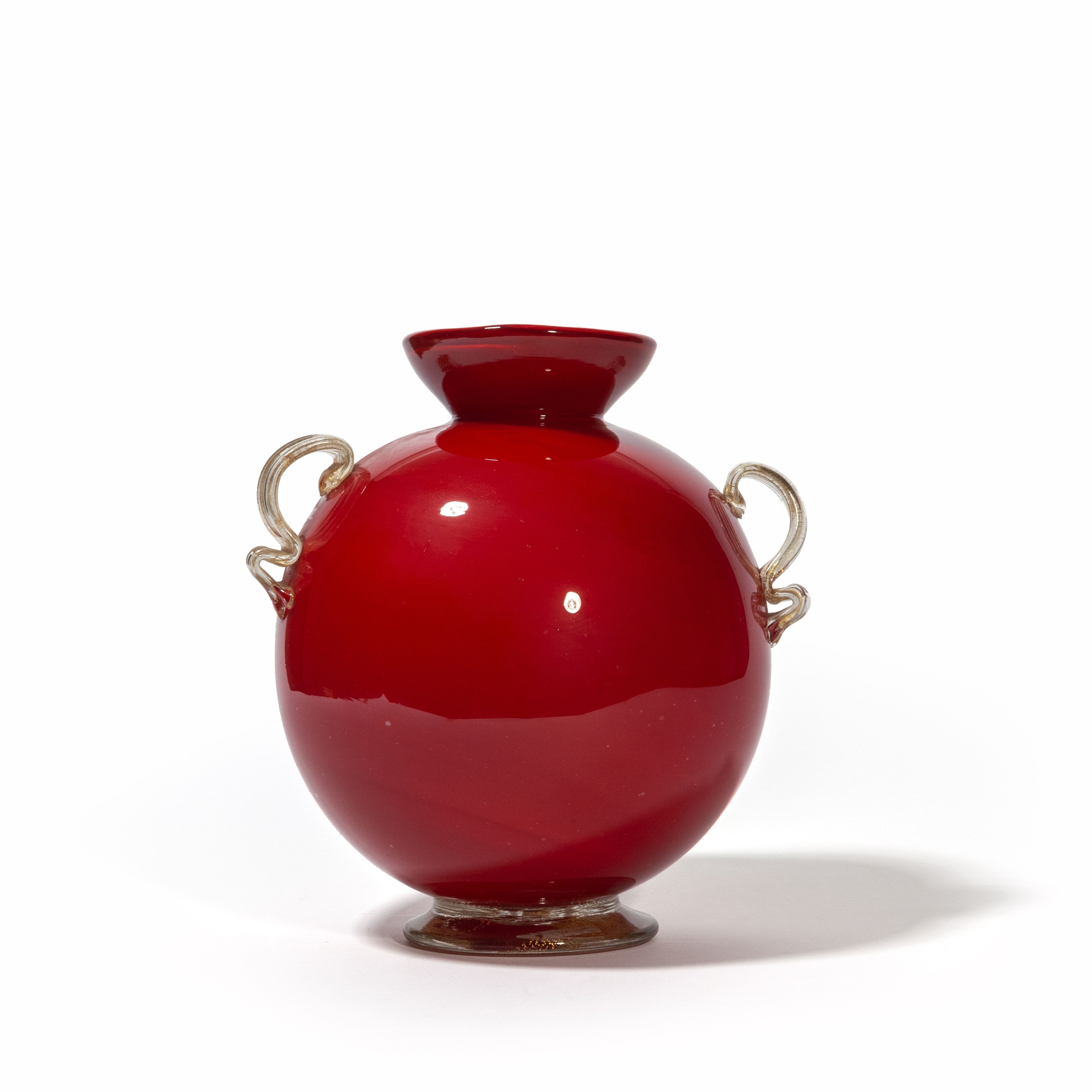 Un vaso globulare in vetro rosso con piede e - Flavio Poli