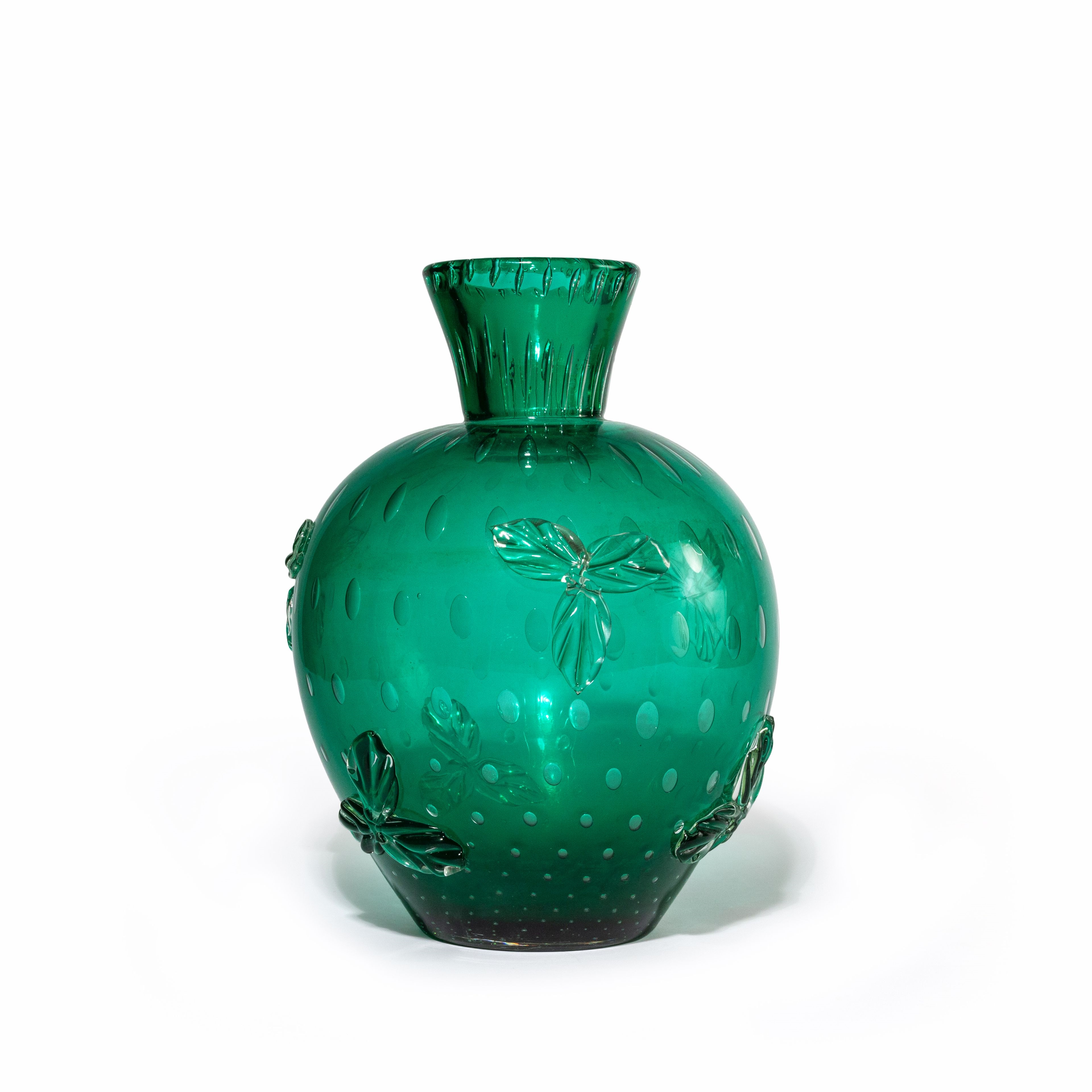 Un vaso in vetro trasparente verde con applicazione di trifoglio in rilievo. - Flavio Poli