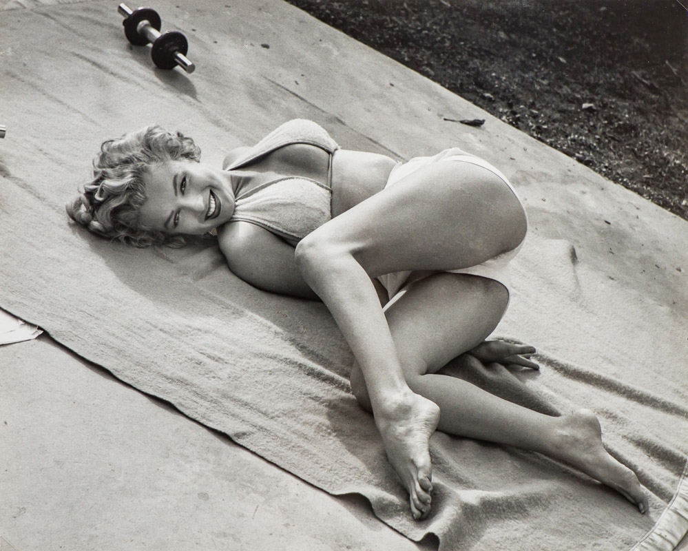Untitled (Marilyn Monroe lifting weights - Andre de Dienes