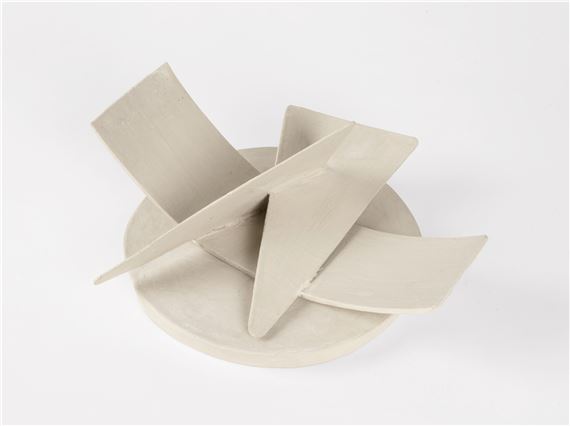 Zwei sich durchdringende Dreiecke über gebogenem Rechteck auf einer Platte. Kreidegrundierung über mit Batist bezogener Pappe. Um 1967. 29,5 x 32 x 13 cm