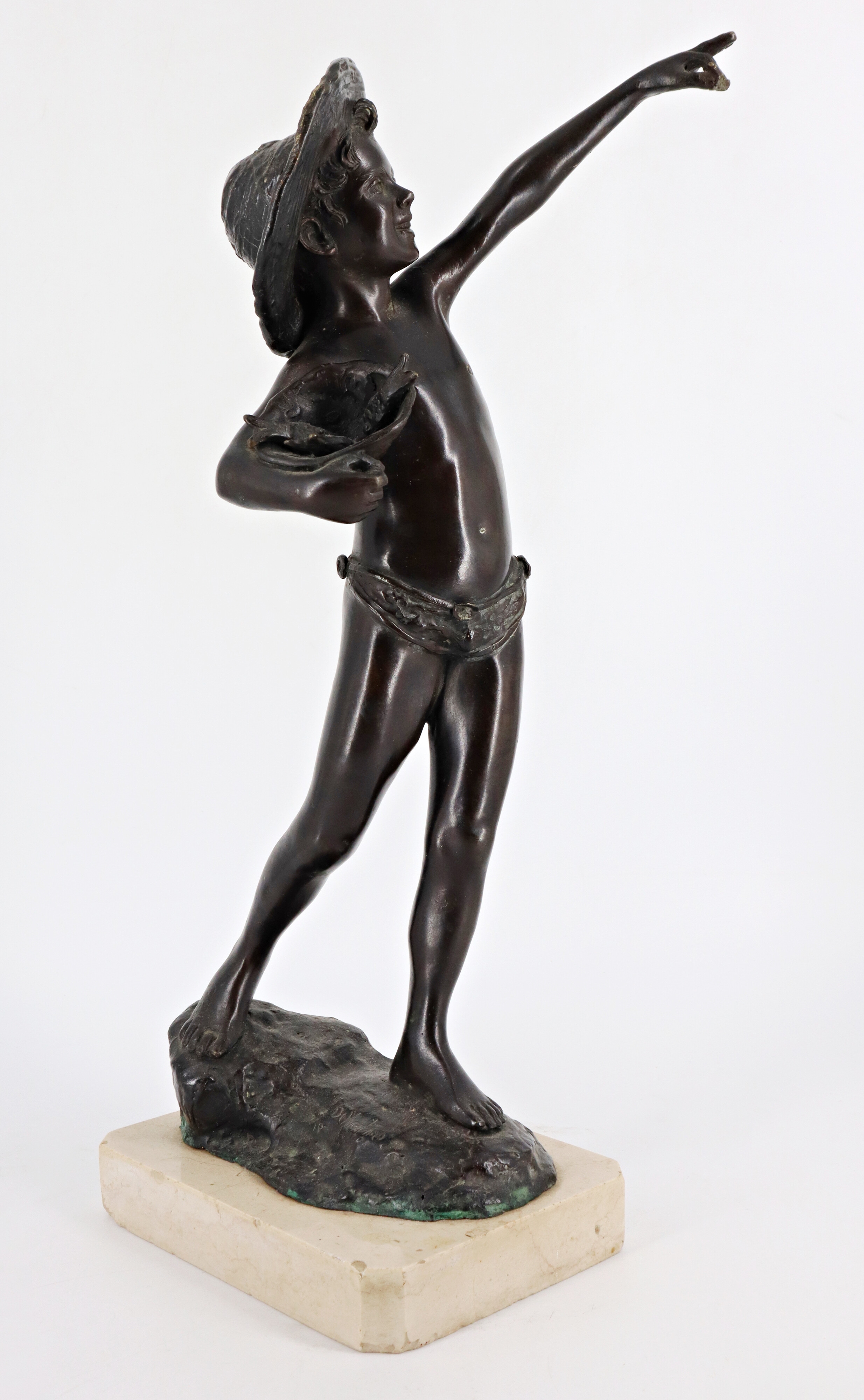 Da Giovanni De Martino. Figura di pescatorello in bronzo patinato su base in marmo - Giovanni De Martino