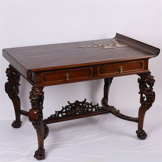 TABLE-BUREAU ATTRIBUTED TO GABRIEL VIARDOT Opening with two drawers in the waist, top raised on one edge, decorated with inlaid birds in foliage on a background of engraved motifs. Carved legs featuring fantastical animals linked by an H-shaped openwork brace with a bronze dragon in the center 79.5 x 113 x 75 cm Condition as new Lot sold by appointment, to be collected in Chantilly by Gabriel Viardot