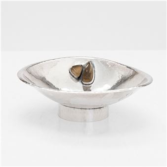 Reijo Sirkeoja, a hammered silver bowl with cut stones, Hopeataidetakomo, Tampere 1962 - Reijo Sirkeoja