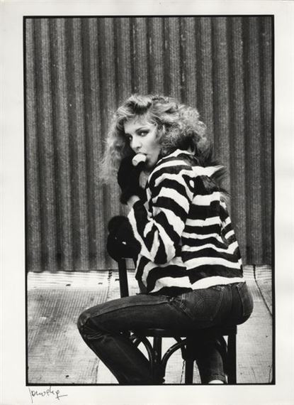 YZA モノクロ写真 Jean-François Jonvelle Jean-François Jonvelle | Femme au balai (anni 2000) | Artsy