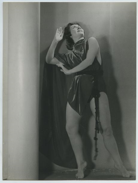 Janine SOLANE (1912 -2006), dancer and choreographer, 1932 by Laure Albin-Guillot, 1932