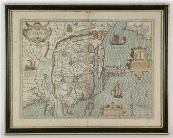 The Gerardi Mercatoris [1512-1594] and Jodocus Hondius [1563-1612] map of China; with verso text of 'The description of the mighty Kingdome of China' in English. China depicted between Tartariae in the North West and Japan in the Chinensis Oceanus at the South East; the mythical inland lake of Chianiai Lacus depicted in the west with five rivers flowing south into the Golfo de Bengala. 17th Century. Framed and glazed on both obverse and reverse with overall dimensions of 56 x 45 cm. - Jodocus Hondius