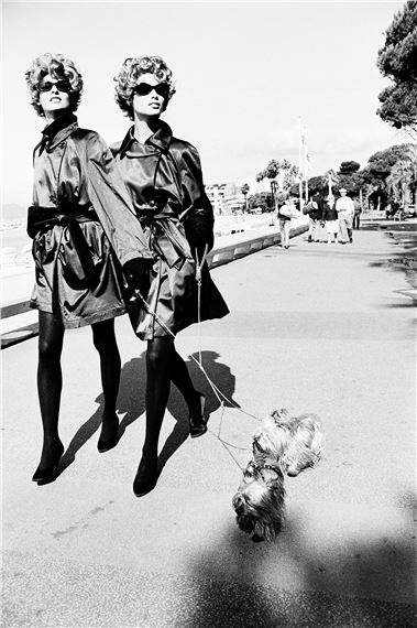 Dog Walkers, Christy Turlington & Linda Evangelista, Cannes by Ellen von Unwerth, 1990